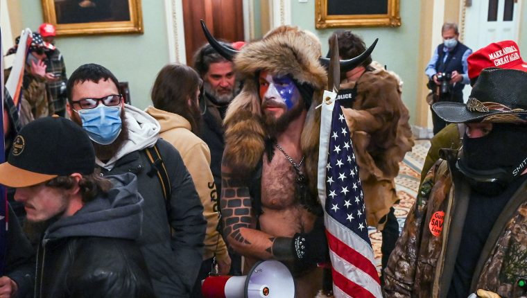 El asalto al Capitolio mantiene a Trump en problemas aun después de dejar la Presidencia. (Foto Prensa Libre: AFP)