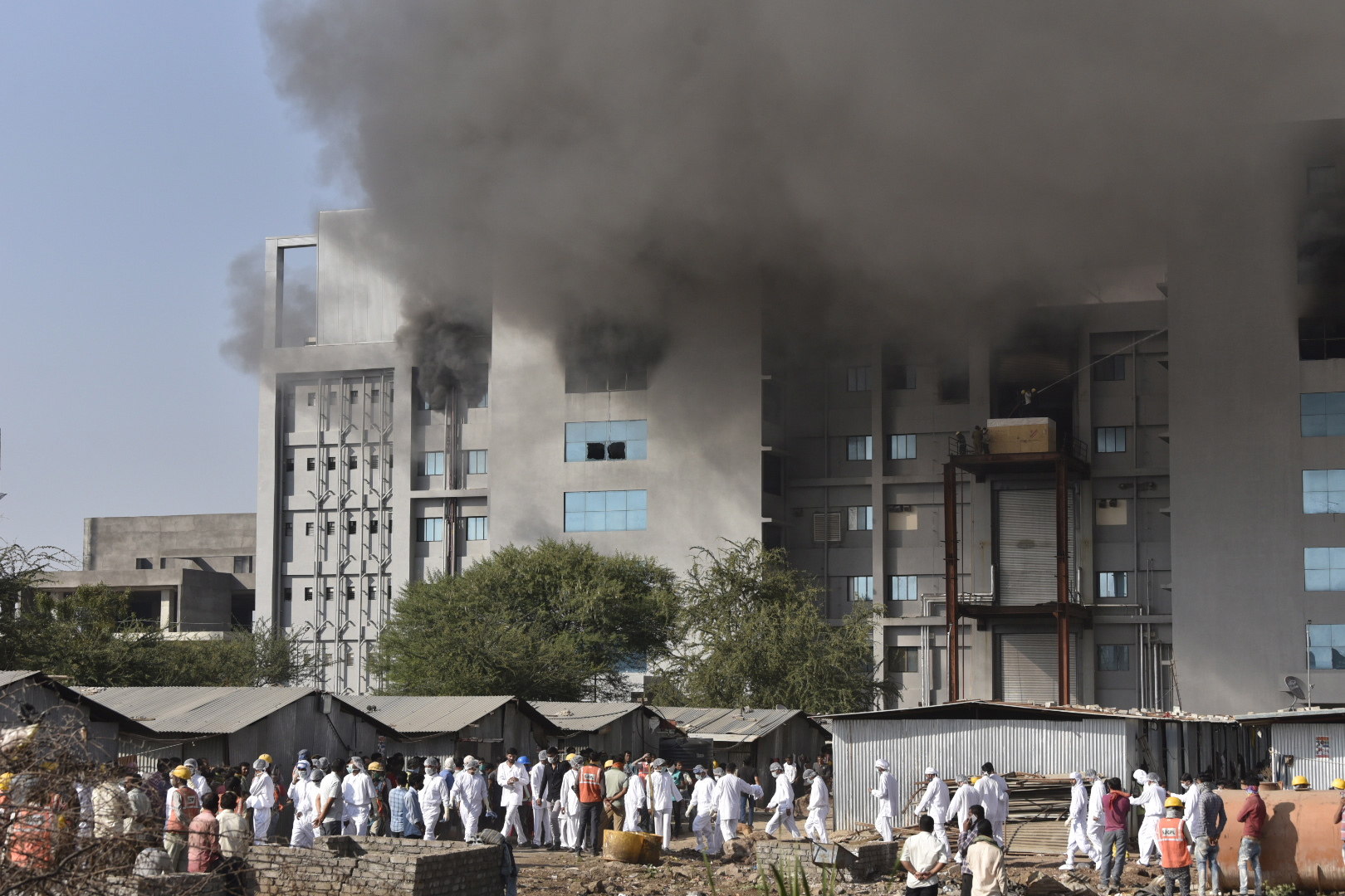 Camiones de bomberos llegan al Serum Institute of India y evitan la propagación del fuego. (Foto Prensa Libre: EFE)