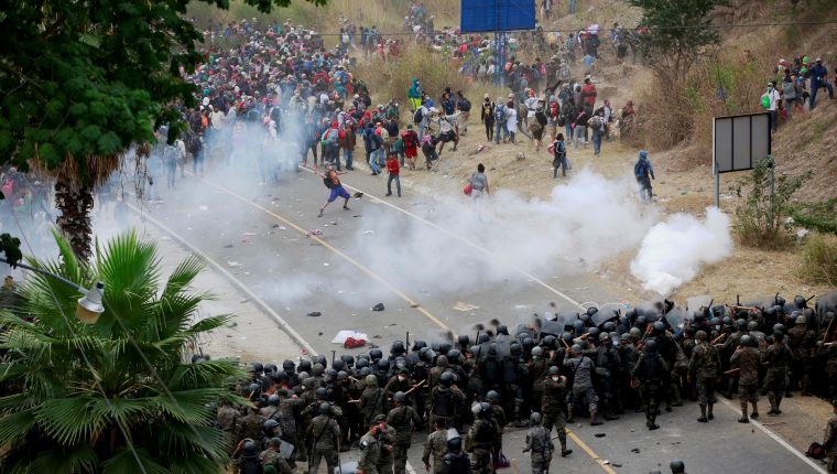 La última multitudinaria caravana se formó en enero del 2021 y fue fuertemente reprimida por las autoridades guatemaltecas. (Foto Prensa Libre: EFE)