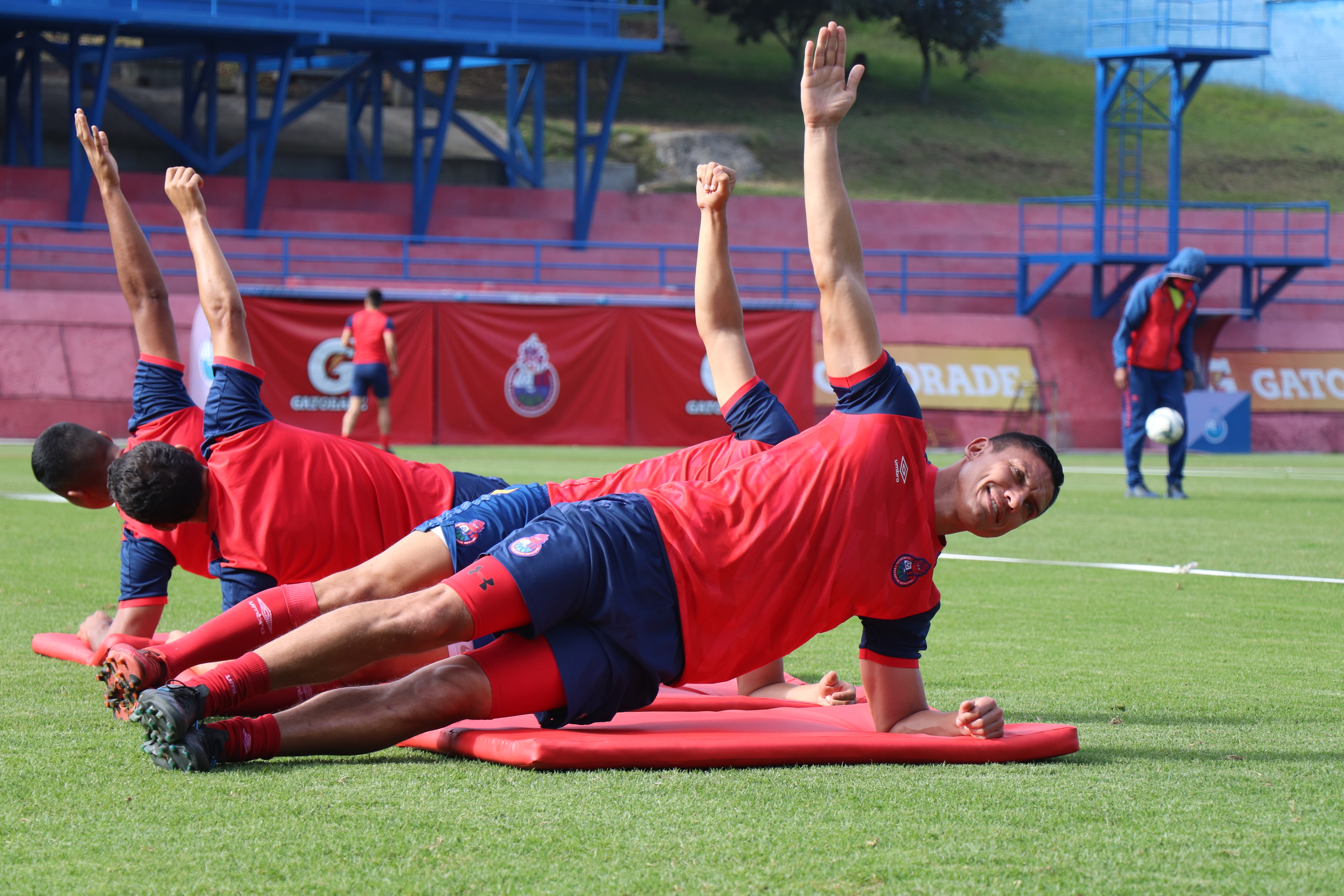 Carlos Gallardo, defensa de Municipal, durante uno de los entrenamientos en El Trébol. (Foto Prensa Libre: Cortesía CSD Municipal)