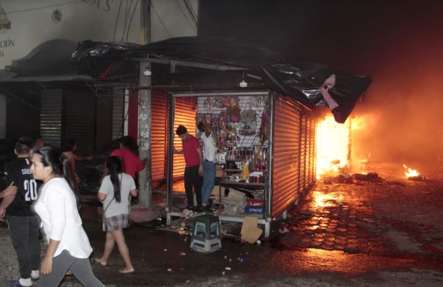 Algunos de los locales afectados por incendio en el mercado de artesanías de Esquipulas. (Foto Prensa Libre: Elizabeth Hernández) 