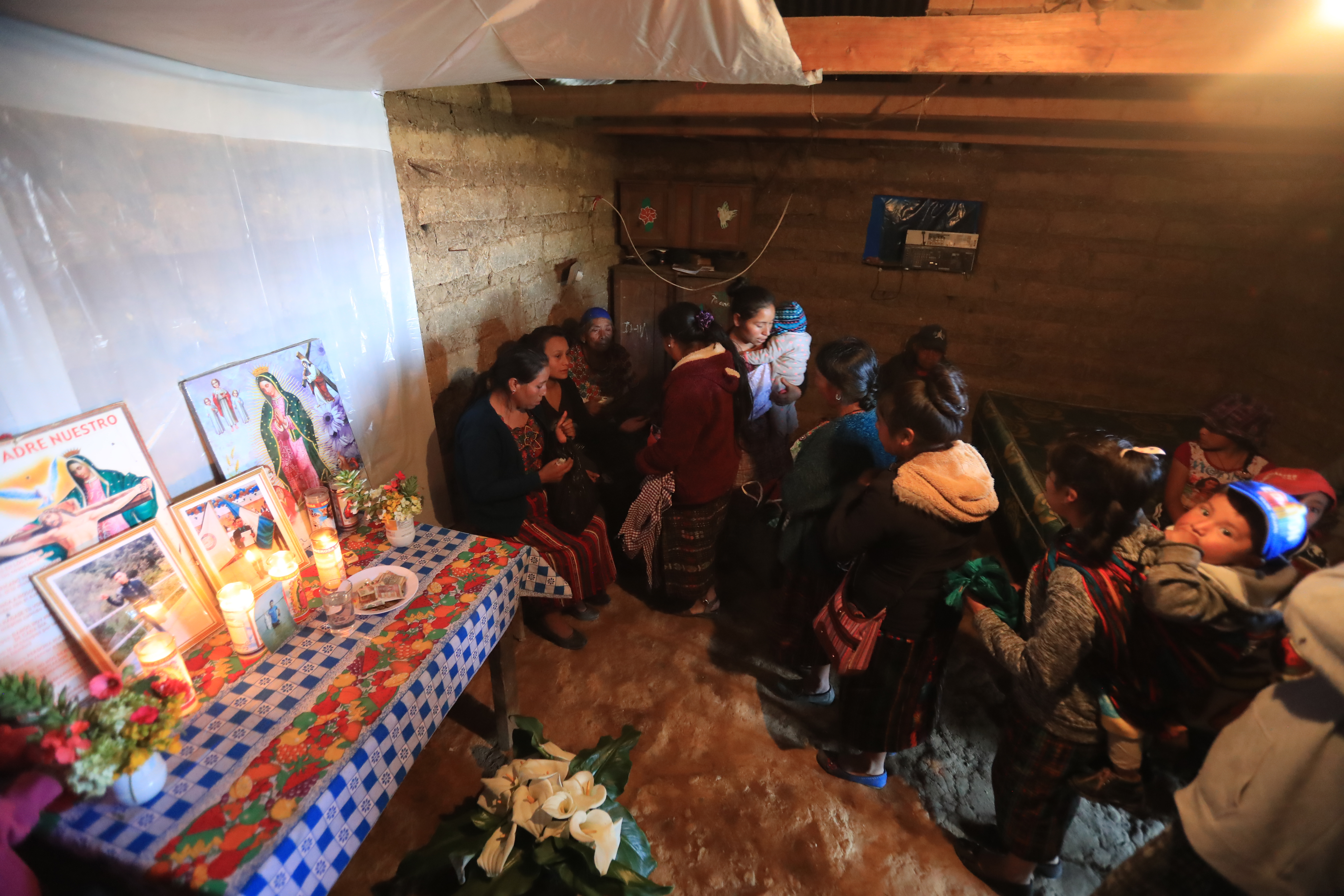 Natalia Tomás Agustín, madre de Iván Gudiel Pablo Tomás de 22 años, recibe apoyo de vecinos luego de conocer sobre la muerte del joven en Tamaulipas. Fotos: Juan Diego González