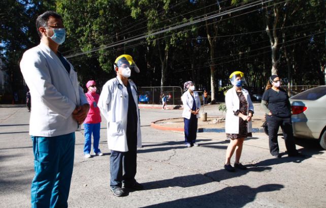 Médicos del Hospital Roosevelt manifiestan su preocupación por el tema de la vacuna contra el covid-19. (Foto Prensa Libre: Fernando Cabrera)