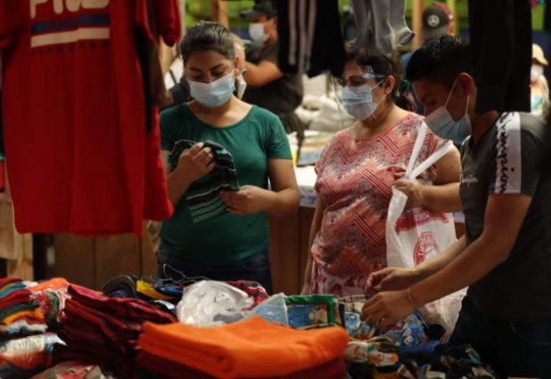 Mercados deben cumplir protocolos en todas sus áreas para atender a la clientela. (Foto Prensa Libre: Esbin García) 