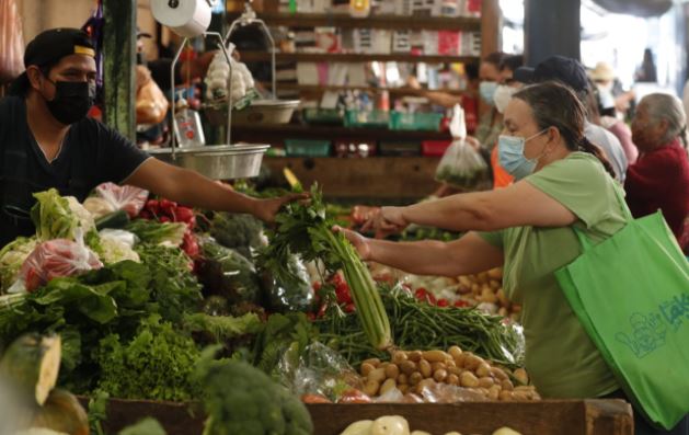 Los mercados deben mantener protocolos de prevención para funcionar. (Foto Prensa Libre: Esbin García) 