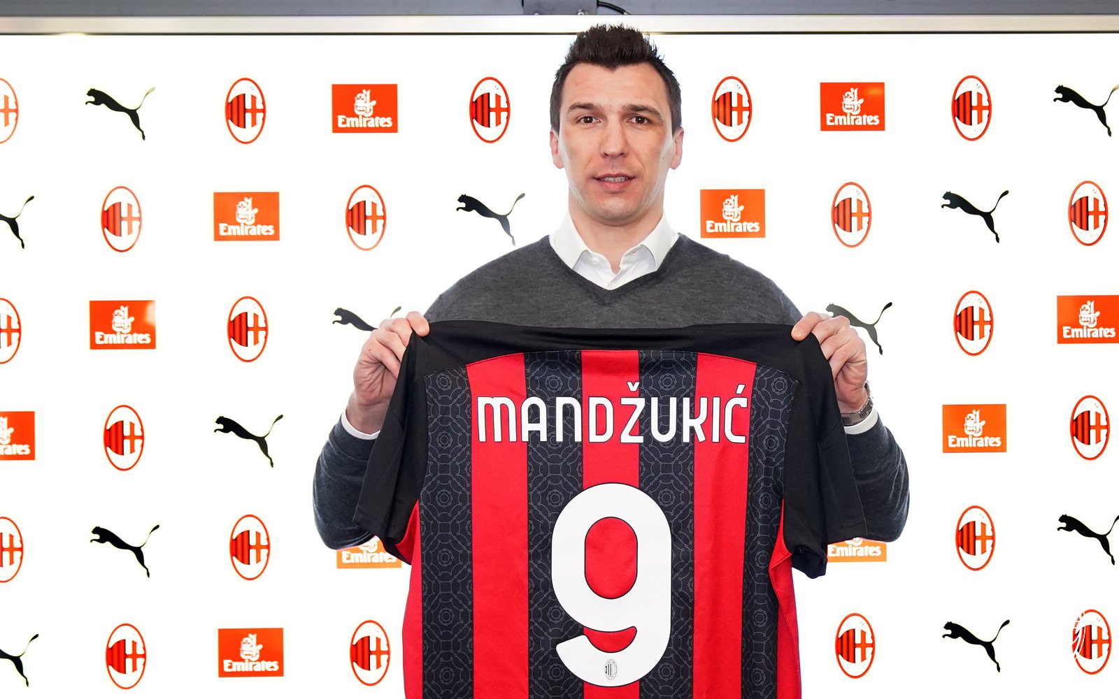 Mandzukic durante su presentación con el AC Milan. (Foto Prensa Libre: Twitter AC Milan)