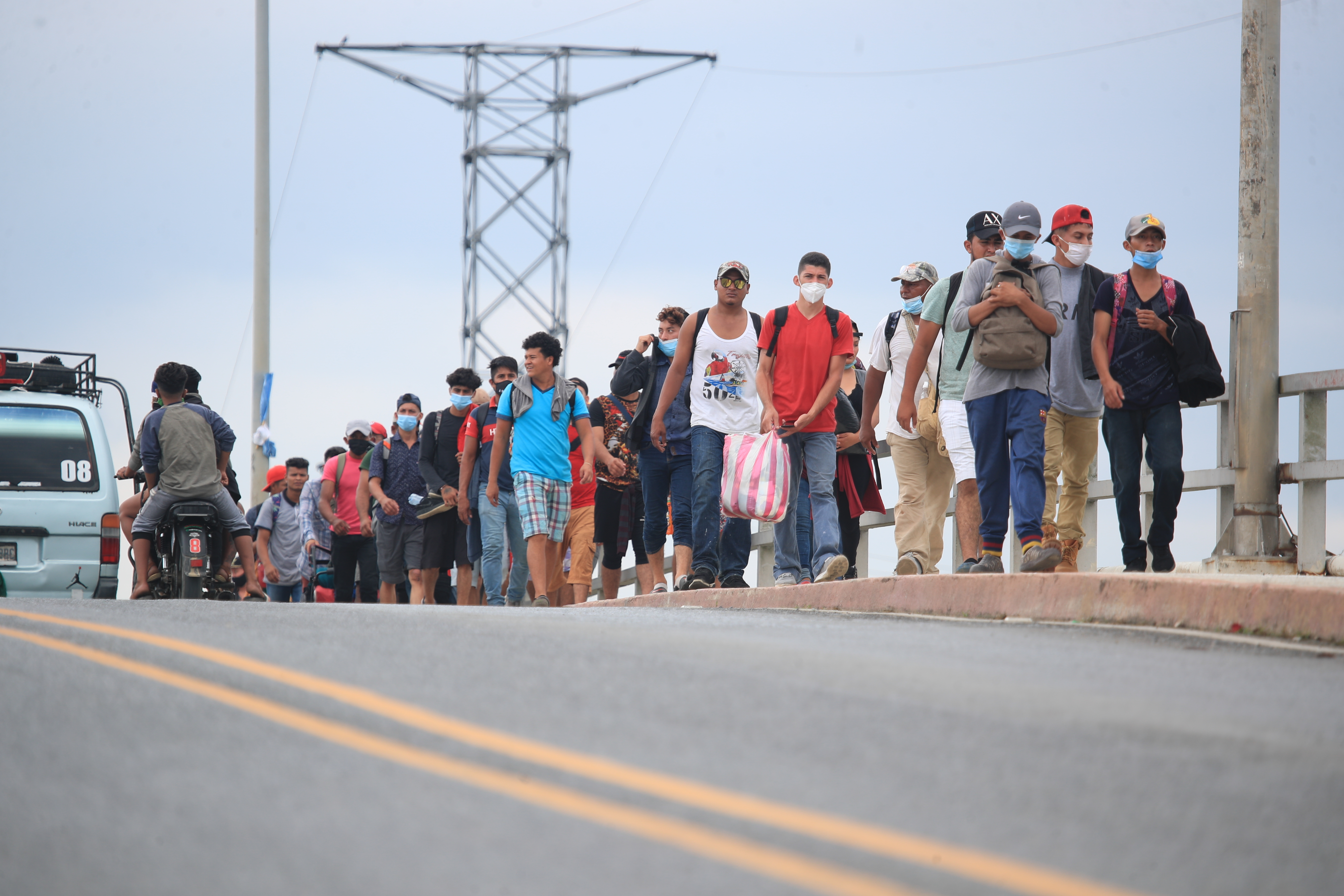 Decenas de hondureños han partido en caravana en busca de llegar a Estados Unidos. (Foto Prensa Libre: Carlos Hernández Ovalle)