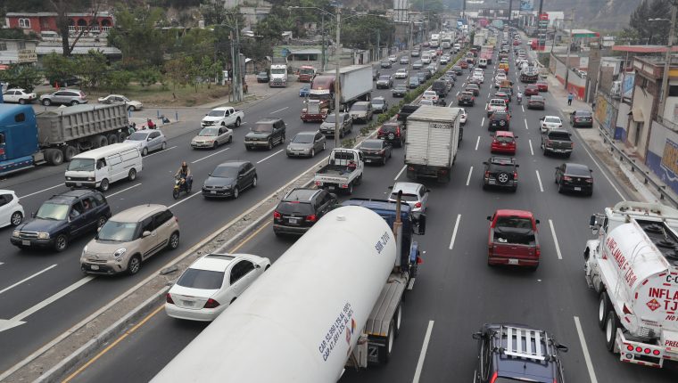 Tráfico vehicular en ruta al Pacífico cientos de vehículos circulan hacia el sur y norte del país. Foto Prensa Libre:  Erick Ávila
