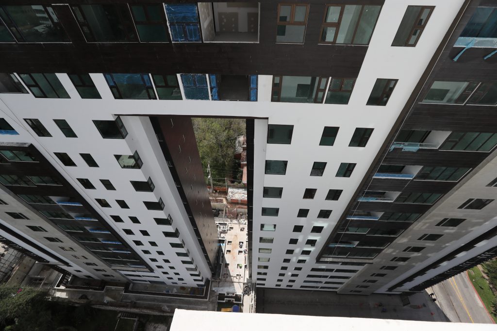 De cara al Siglo XXI. Varios edificios se han construido en la capital, como en la zona 4, con estilos arquitectónicos diversos, modelos introducidos al país por arquitectos que han estudiado en el extranjero. 