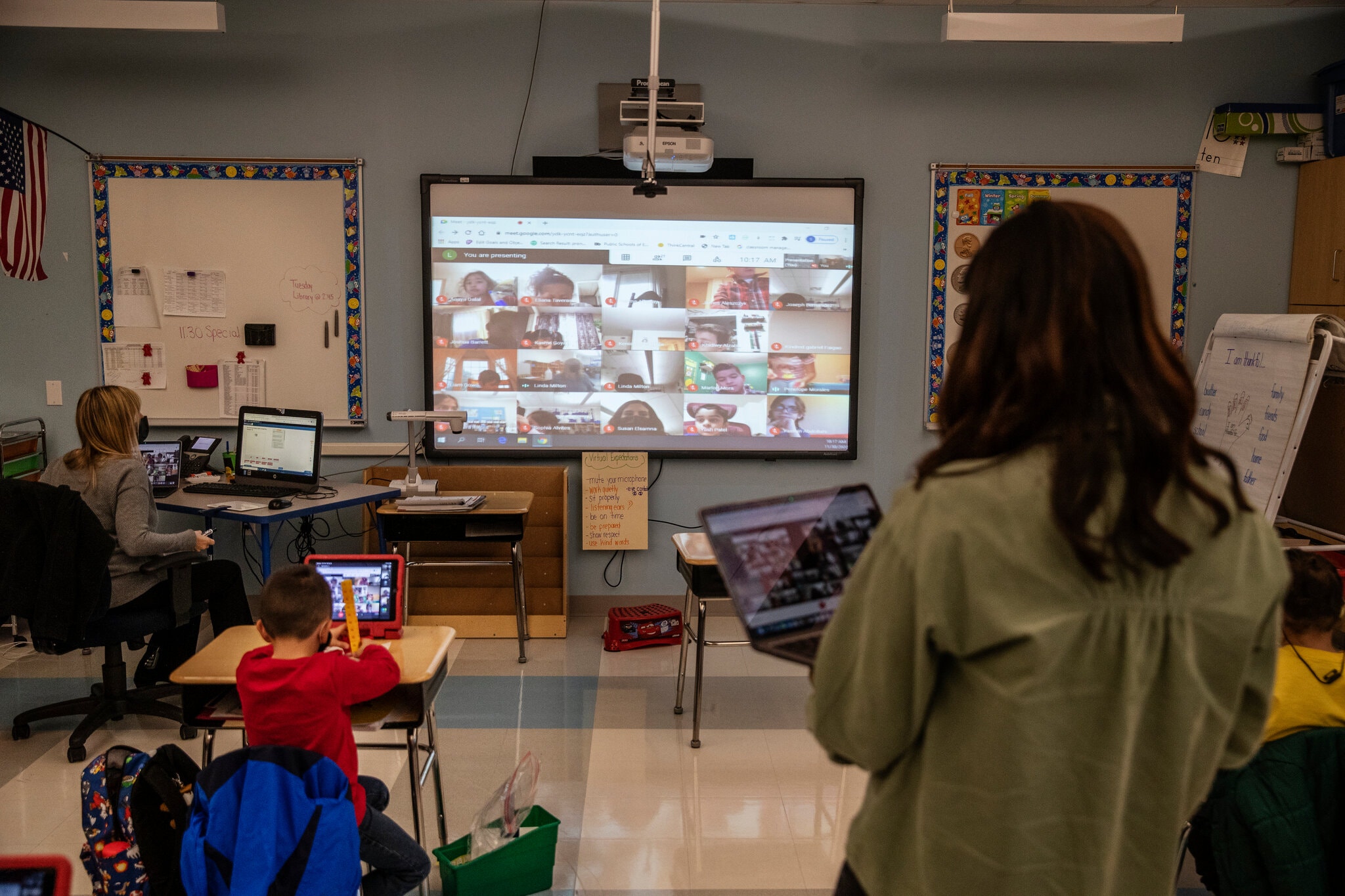 La enseñanza híbrida supone un nuevo reto para los estudiantes y también para los maestros. (Foto: Victor J. Blue/ The New York Times) 