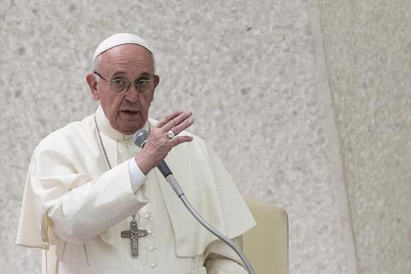 El papa Francisco concedió una entrevista recientemente en la que resaltó la necesidad de vacunarse contra el coronavirus. (Foto Prensa Libre: EFE)