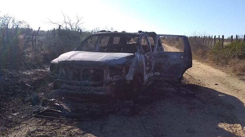 Uno de los vehículos donde fueron hallados los cadáveres. (Foto Prensa Libre: Tomada de @FuriaNegra7)