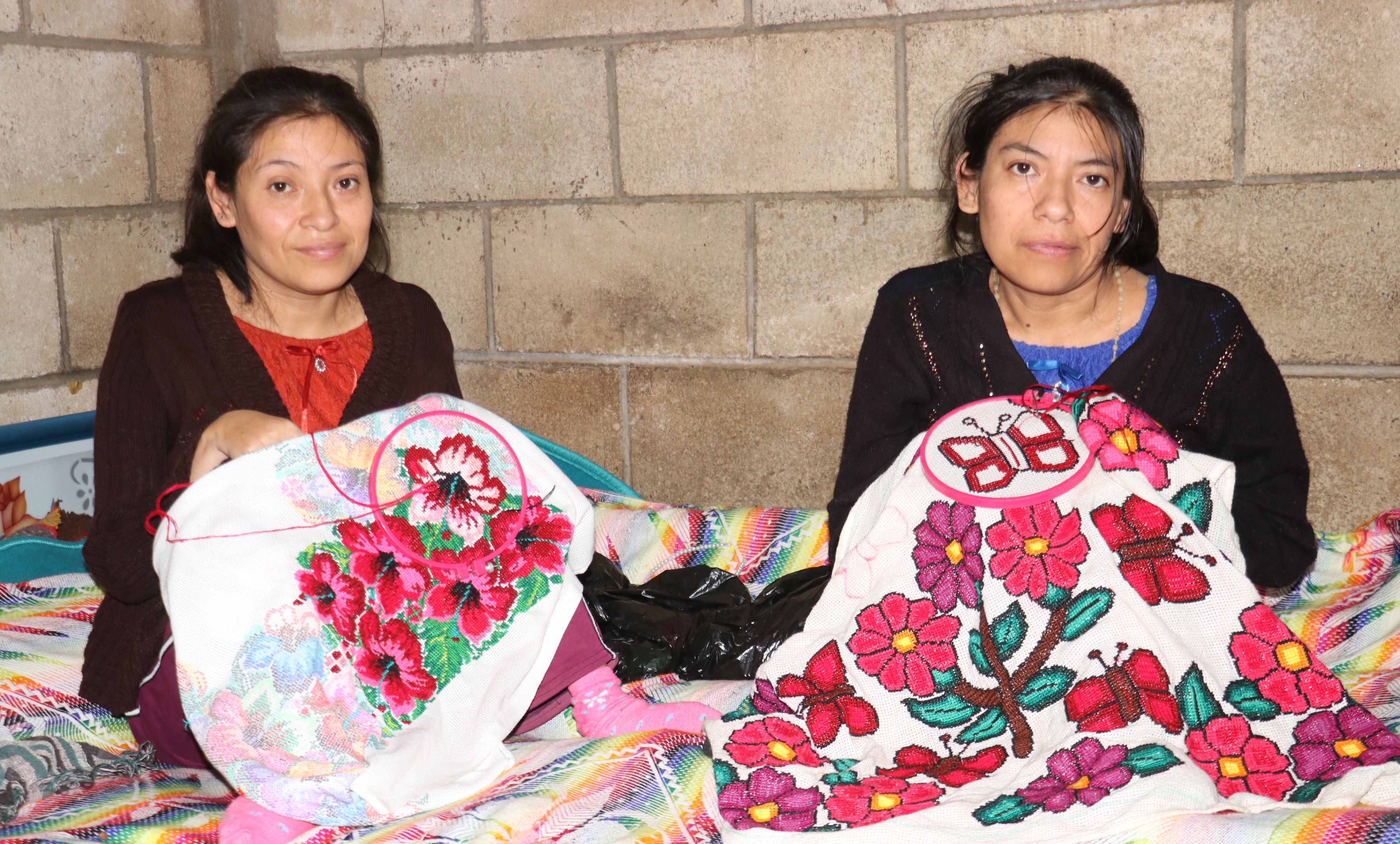 Las hermanas Francis Dalila, y Margarita Ofelia Socoy Socoy bordan servilletas, blusas y otras prendas de vestir. (Foto Prensa Libre: Víctor Chamalé)