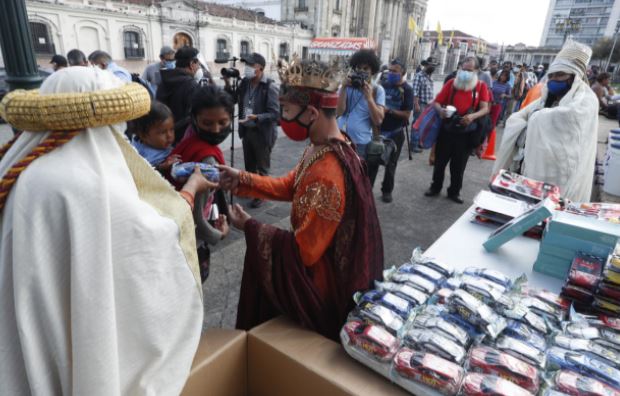 Los Reyes Magos comparten juguetes con niños en el Parque Central de la capital. (Foto Prensa Libre: Esbin García) 