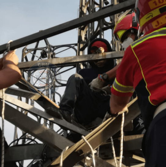 El hombre aseguró tener 21 años de edad y ser originario del departamento de Quiché. Fotografía: Bomberos Municipales. 