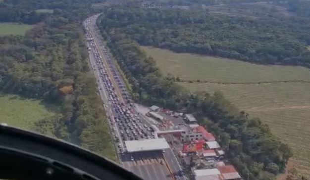 Imágenes muestran el retorno hacia la ciudad por la Autopista Palín-Escuintla. (Foto Prensa Libre: Tomada de video de Helicópteros de Guatemala) 