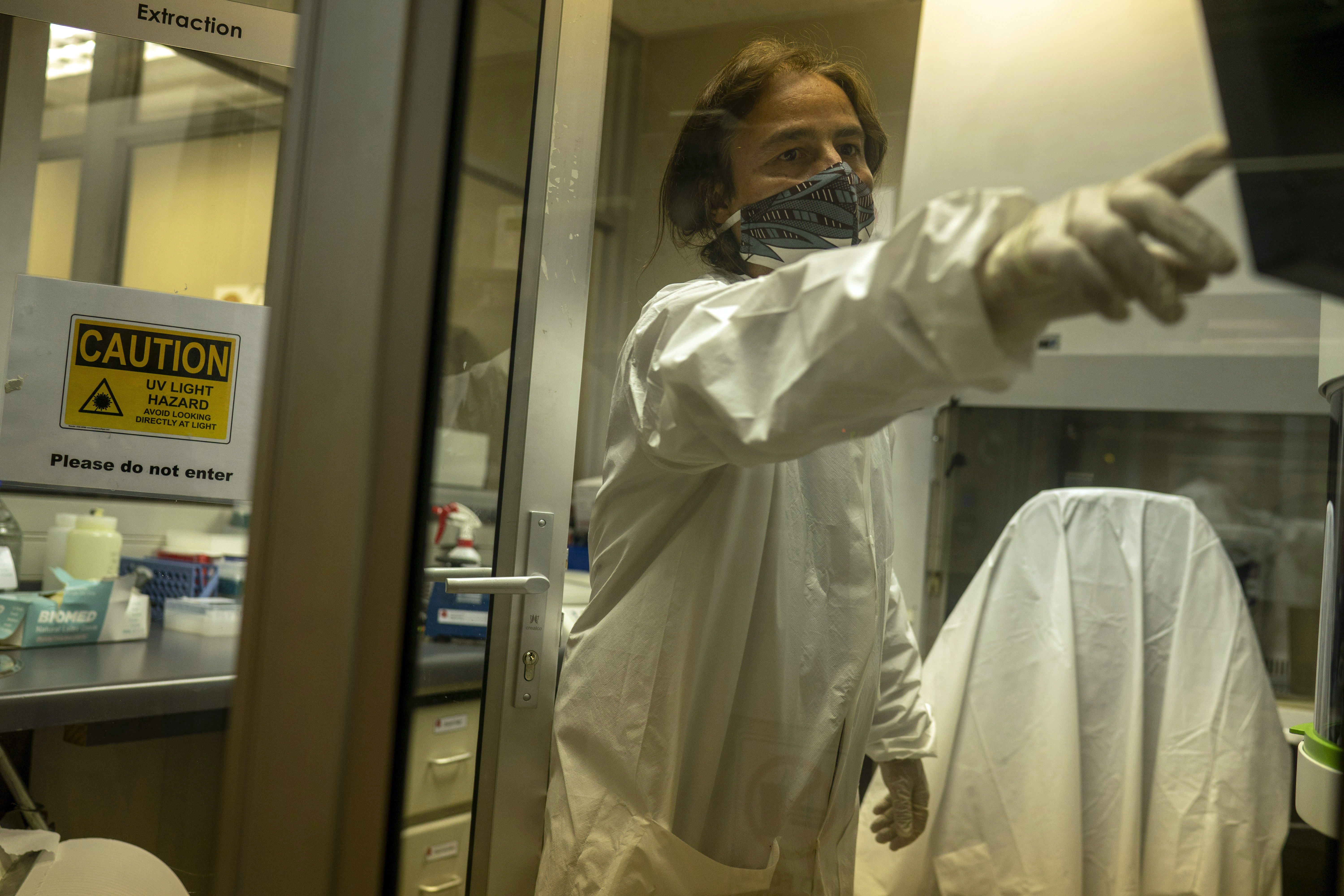 El Prof. Tulio de Oliveira, un genetista, trabajando en su laboratorio en la Escuela de Medicina Nelson Mandela en Durban, Sudáfrica, el viernes 8 de enero de 2021. (Foto Prensa Libre:  Joao Silva/The New York Times)