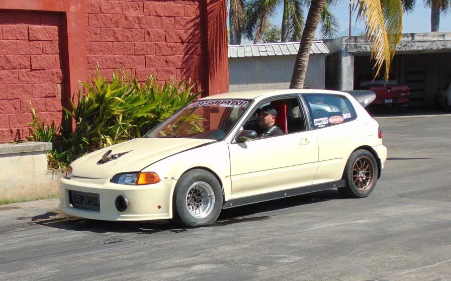 Waldir Flores a bordo de su Honda Civic, reconocido en el mundo de la aceleración como La Espumilla se impuso en la nueva categoría Experimental. Foto Prensa Libre: Cortesía.