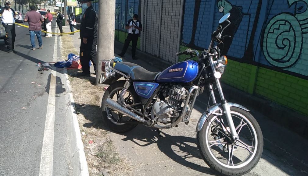 En la motocicleta se conducían cuatro personas y una murió en el lugar. (Foto Prensa Libre: Bomberos Voluntarios)