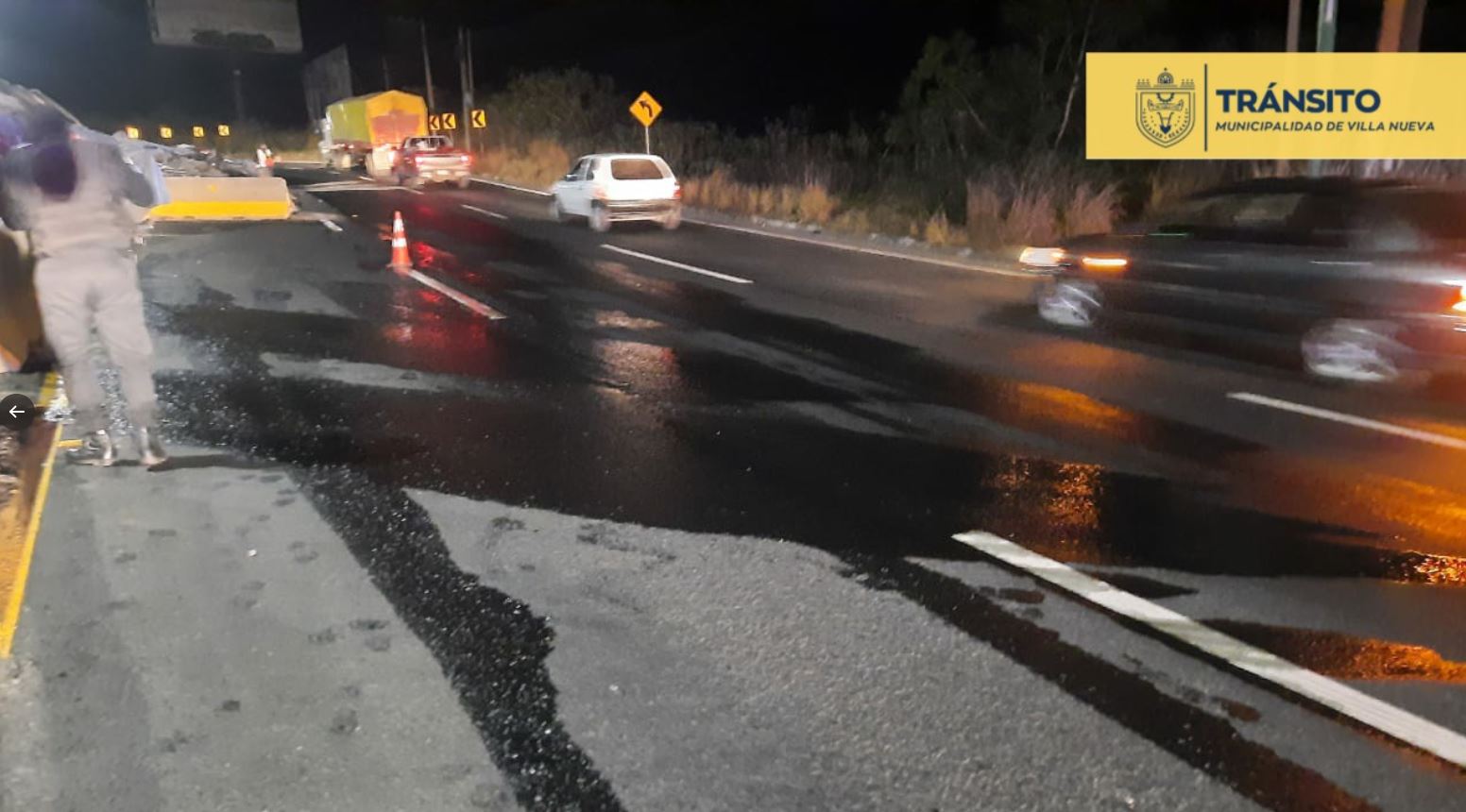 Aceite derramado por tráiler que volcó en el km 25 de la ruta al Pacífico. (Foto Prensa Libre: PMT de Villa Nueva)