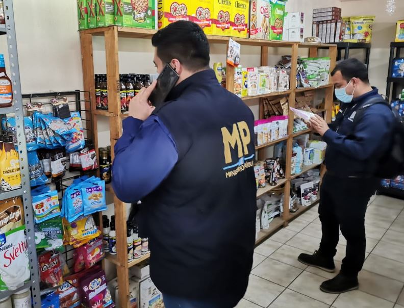 La Fiscalía contra Delitos de Defraudación y Contrabando Aduaneros del MP, informaron sobre seis allanamientos en Guatemala y Villa Nueva con el objetivo de combatir el contrabando, las cuales fueron positivas y se secuestró mercancías de primera necesidad, artículos de limpieza y licor. (Foto Prensa Libre: Cortesía MP)