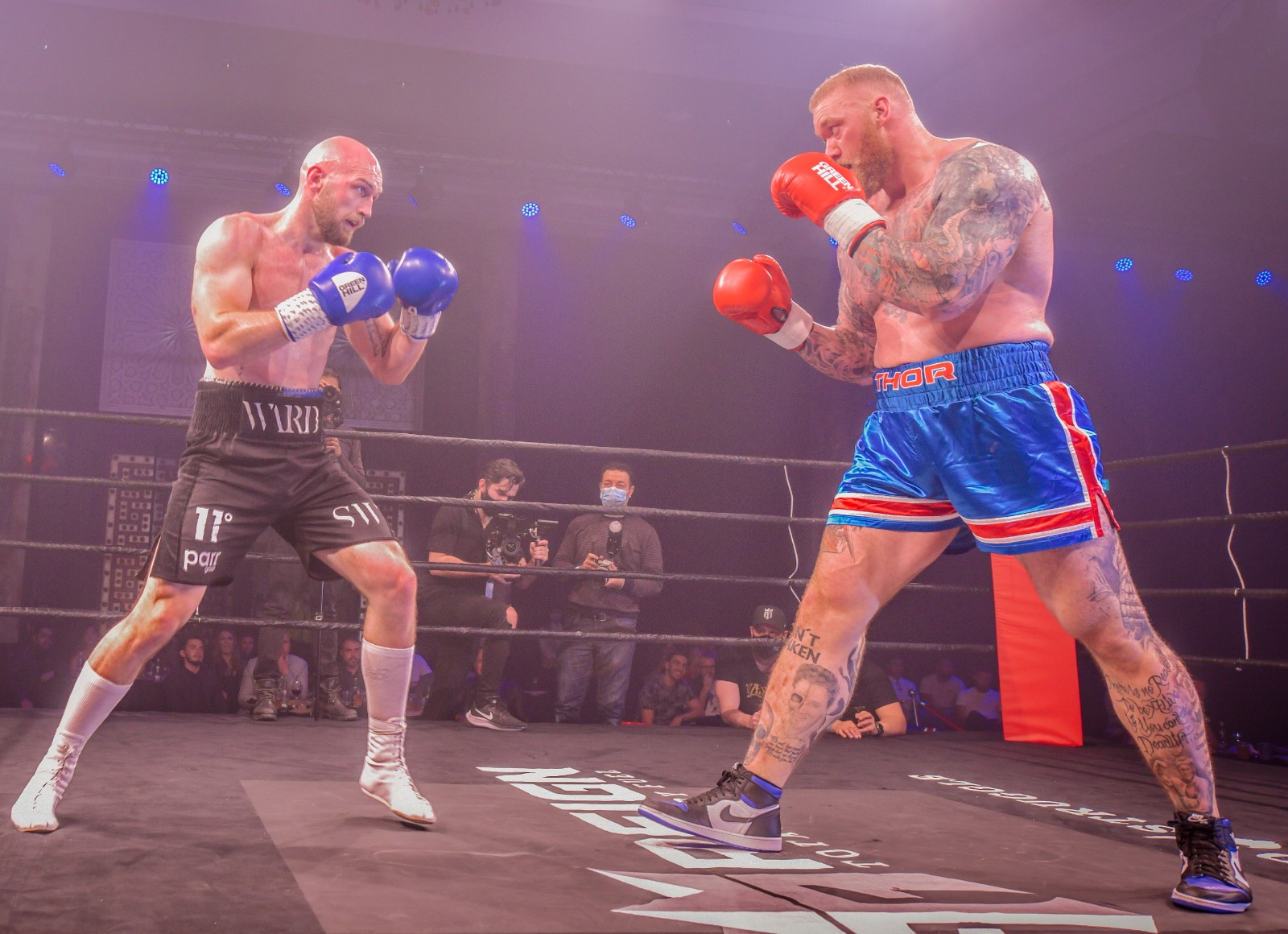 Hafthor Bjornsson, actor de “Game of Thrones”,  cumplió su sueño y debutó como boxeador. (Foto Prensa Libre: Tomada de Twitter @MTKGlobal)
