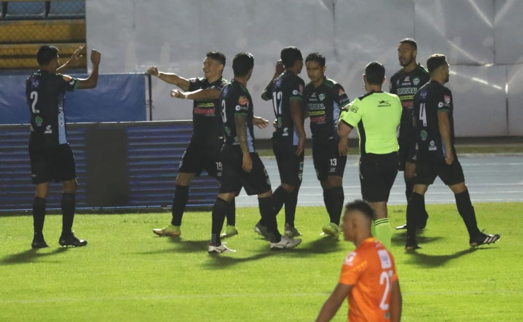 Antigua GFC se puso en ventaja en el Doroteo Guamuch a los 19 segundos del primer tiempo. (Foto Prensa Libre: Érick Ávila)