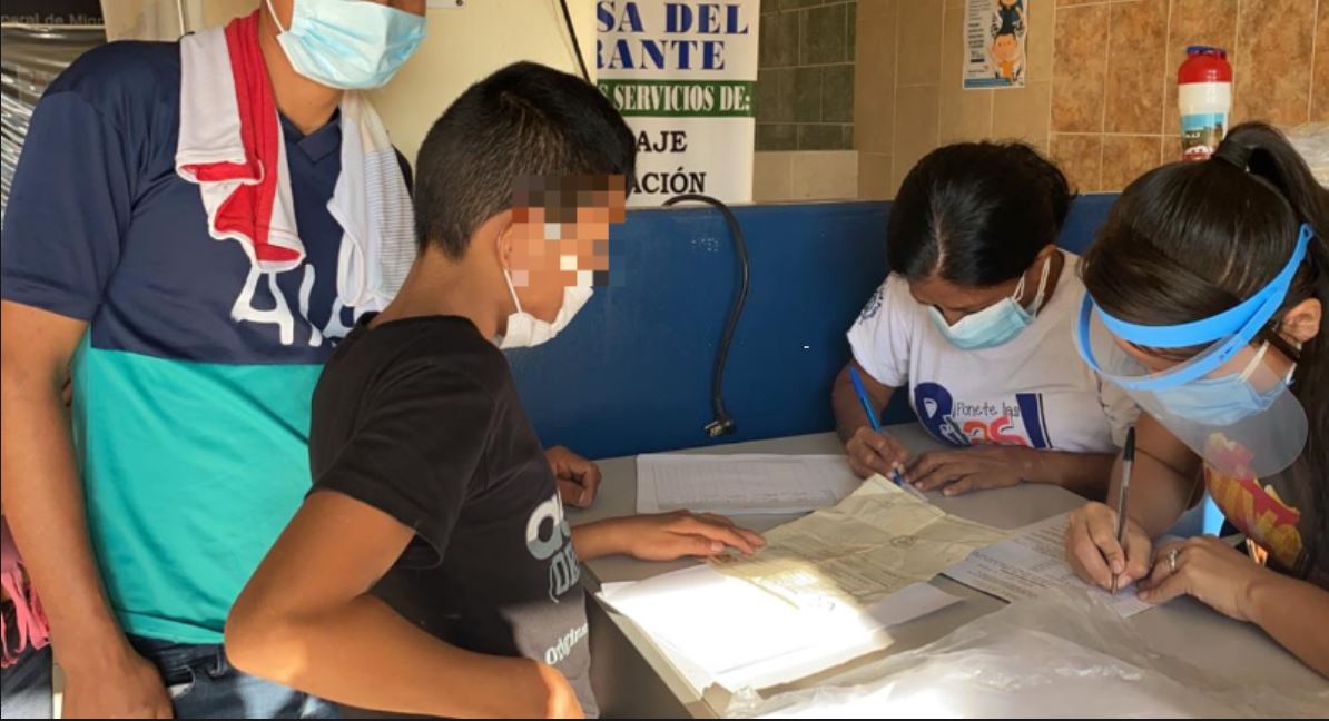 Un menor con su padre registra su ingreso al país. (Foto: IGM)