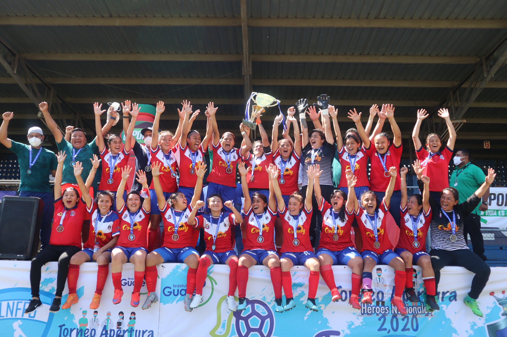 Deportivo Xela logró conseguir su "segunda luna" tras derrotar 2-0 a Unifut-Rosal en la final del Torneo Apertura 2020 femenino. (Foto Prensa Libre: Cortesía TercerTiempoGT)