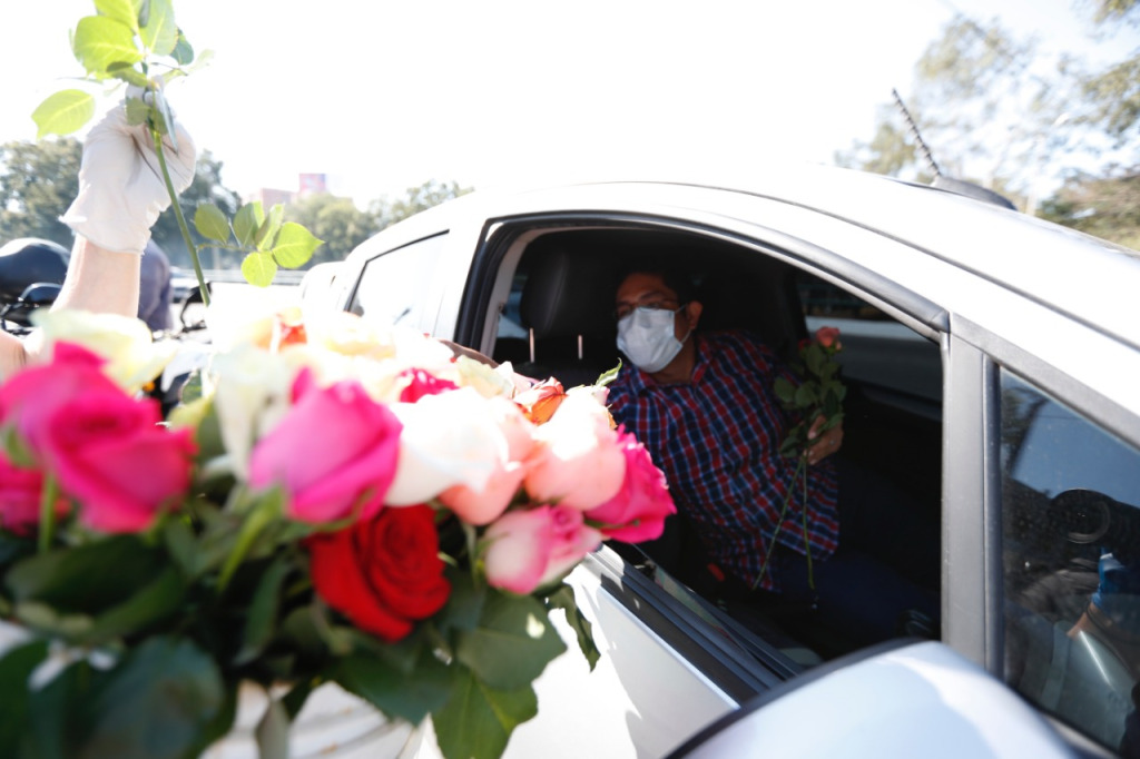 En abril del 2020 la Comisión de Plantas Ornamentales, Follajes y Flores de Agexport obsequiaron más de cinco mil tallos de flores debido a la cancelación de contratos. (Foto Prensa Libre: Hemeroteca)