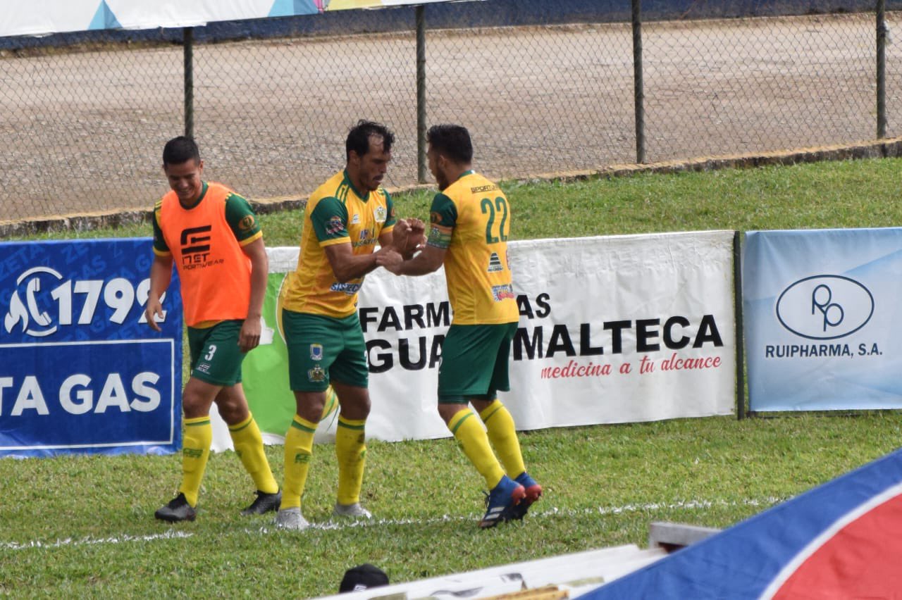 Luis Ángel Landín, con un cabezazo, abrió el marcador del juego entre Cobán Imperial y Guastatoya. (Foto Prensa Libre: Cortesía TercerTiempoGT)