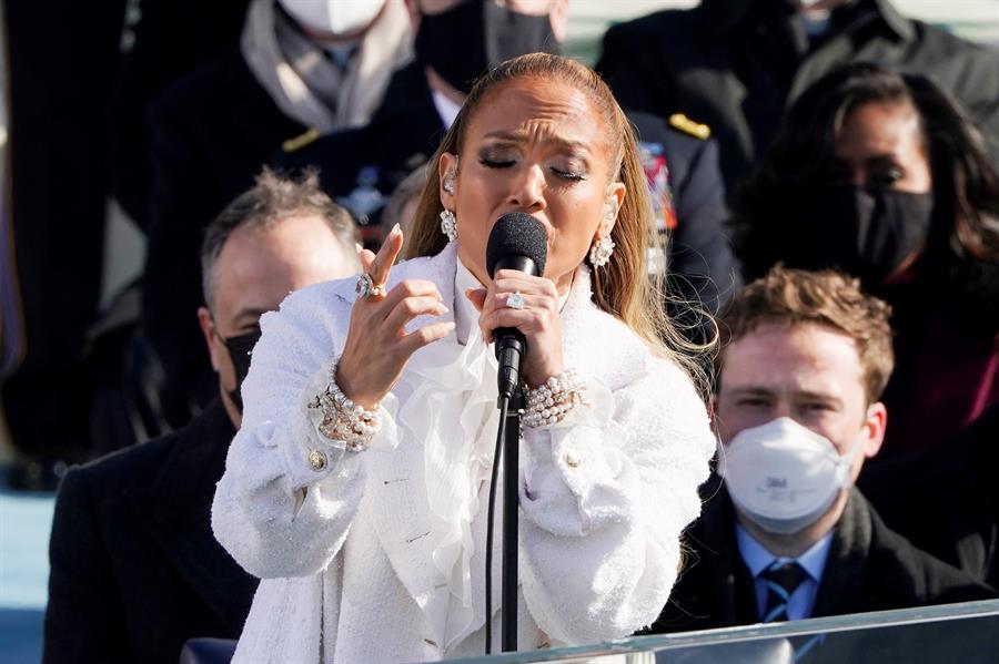 J-Lo recitó el juramento de lealtad en español en la investidura de Biden. (Foto Prensa Libre: EFE)