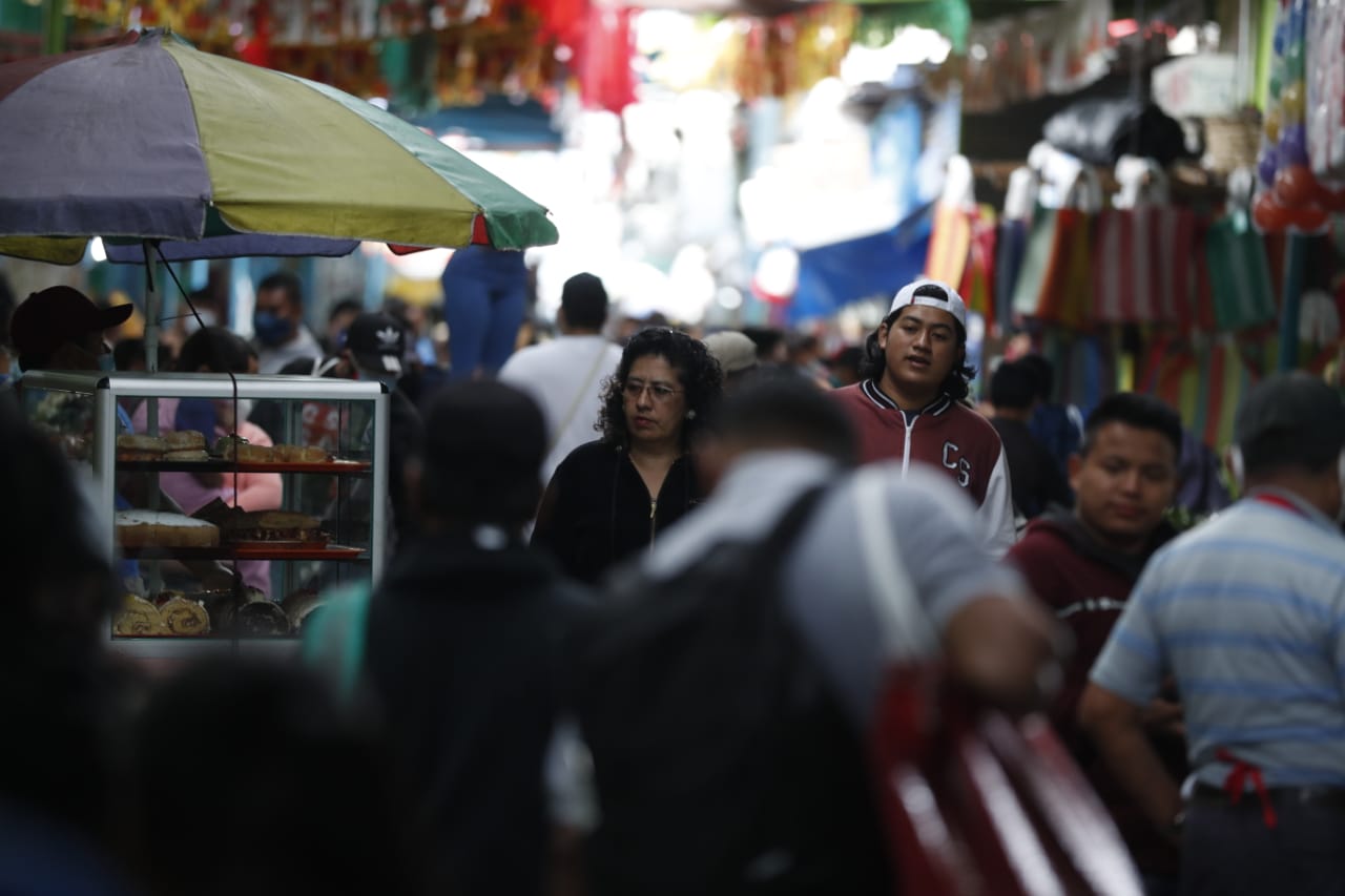 Autoridades han advertido de que el relajamiento de las medidas sanitarias incrementan el número de contagios en el país. (Foto Prensa Libre: Esbin García)