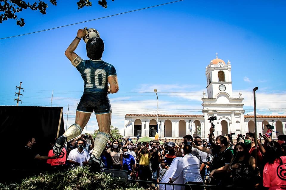 La estatua en honor a Diego Maradona llamada "La mano de D10s" se encuentra en el Paseo de los Emprendedores de la ciudad de Famaillá. (Foto Prensa Libre: Municipalidad de Famaillá)