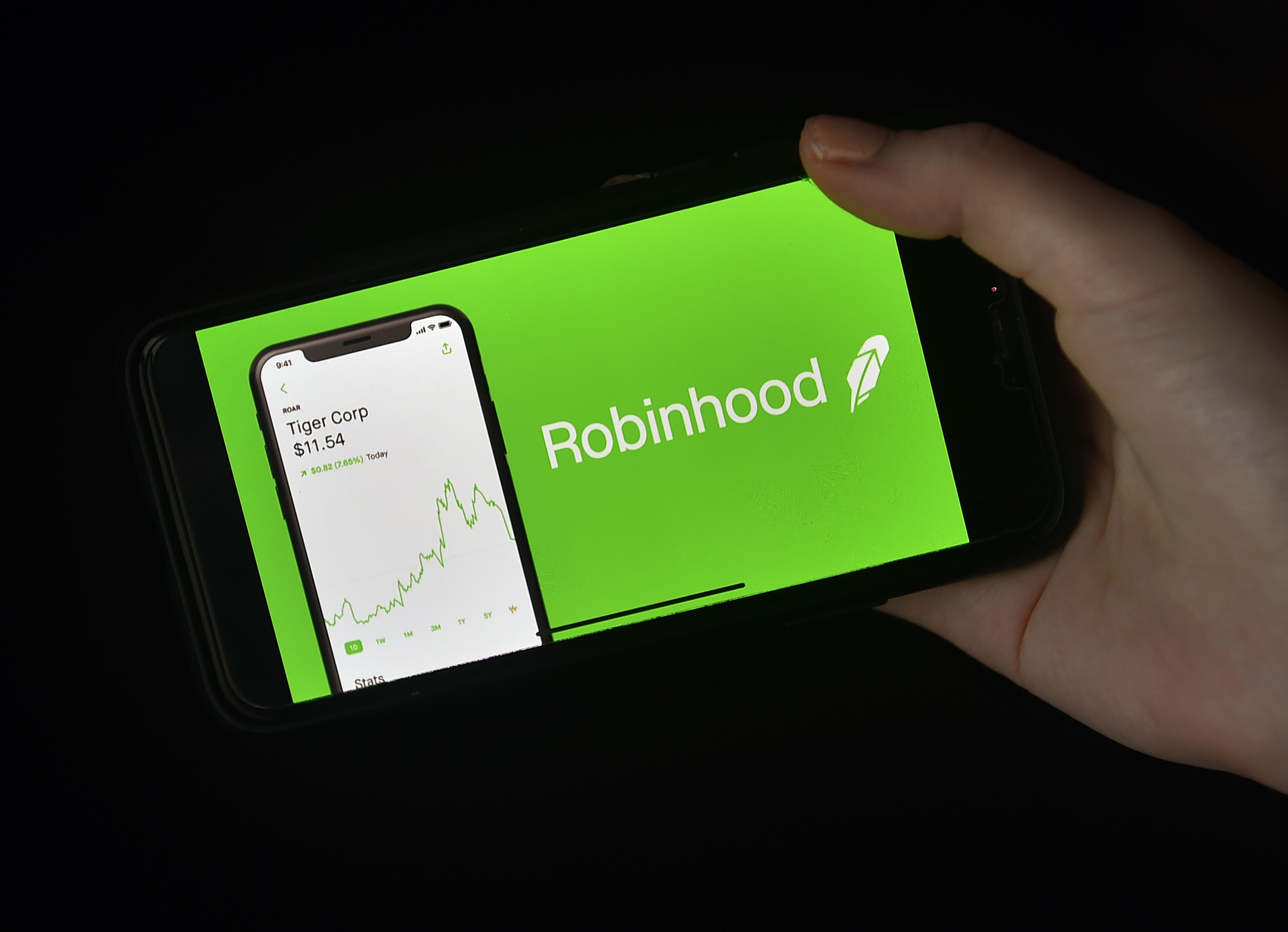 La plataforma de compra y venta de acciones Robinhood fue golpeada con al menos dos demandas colectivas. (Foto Prensa Libre: AFP)