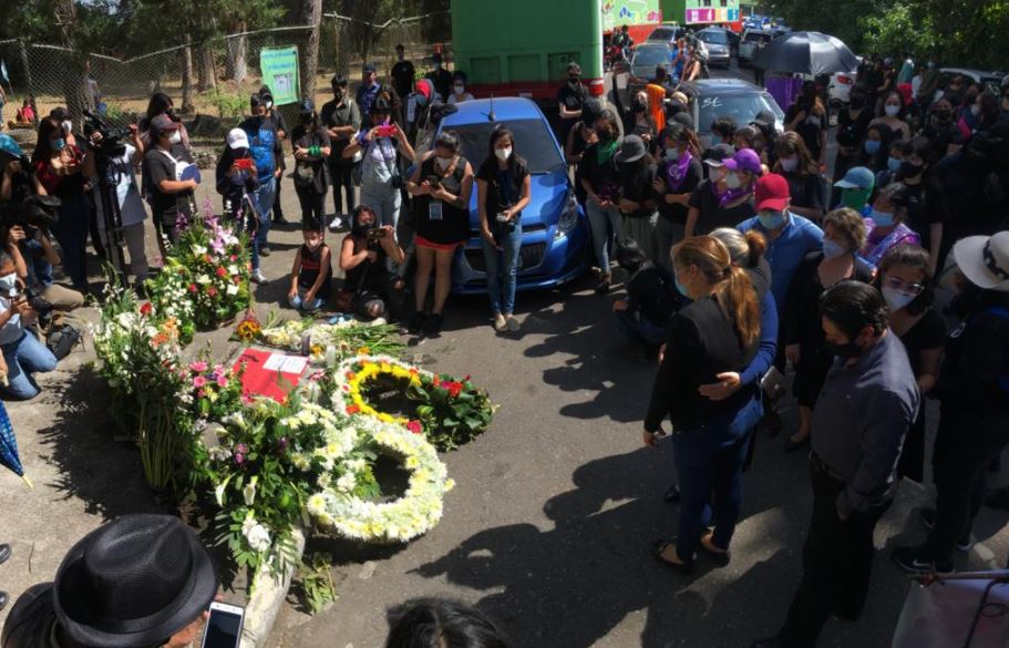 Homenaje a Luz María del Rocío López, investigadora del MP quien habría sido asesinada por su esposo y cuyo cadáver fue localizado el viernes 22 de enero en un drenaje de la zona 2 capitalina. (Foto Prensa Libre: Esbin García)