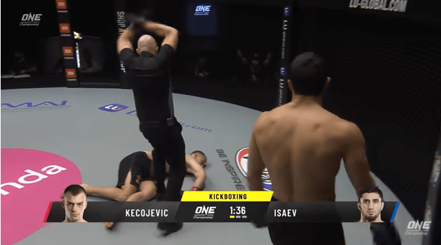 El ruso Beybulat Isaev se hizo famoso por conectar un agresivo nocaut a su oponente Mihaklo Kecojevic en el Singapur. (Foto Prensa Libre: YouTube)