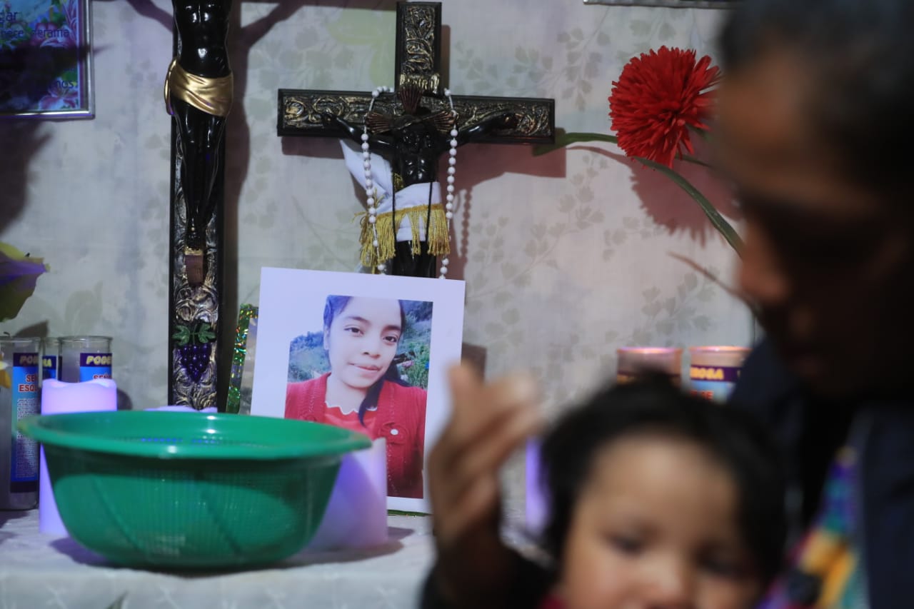 Cargando a su pequeña hija, Olga está de luto por la muerte de Santa Cristina García Pérez. (Foto: Juan Diego González)