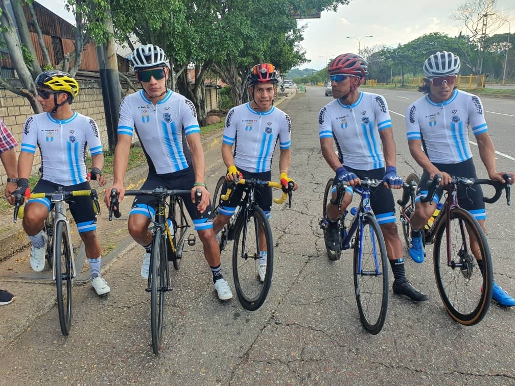 Seleccionados Guatemaltecos que se encuentran en Venezuela para competir en la Vuelta al Táchira no pudieron ser parte de la salida de este domingo por tres supuestos casos de covid-19. (Foto Prensa Libre: Cortesía Federación Guatemalteca de Ciclismo)