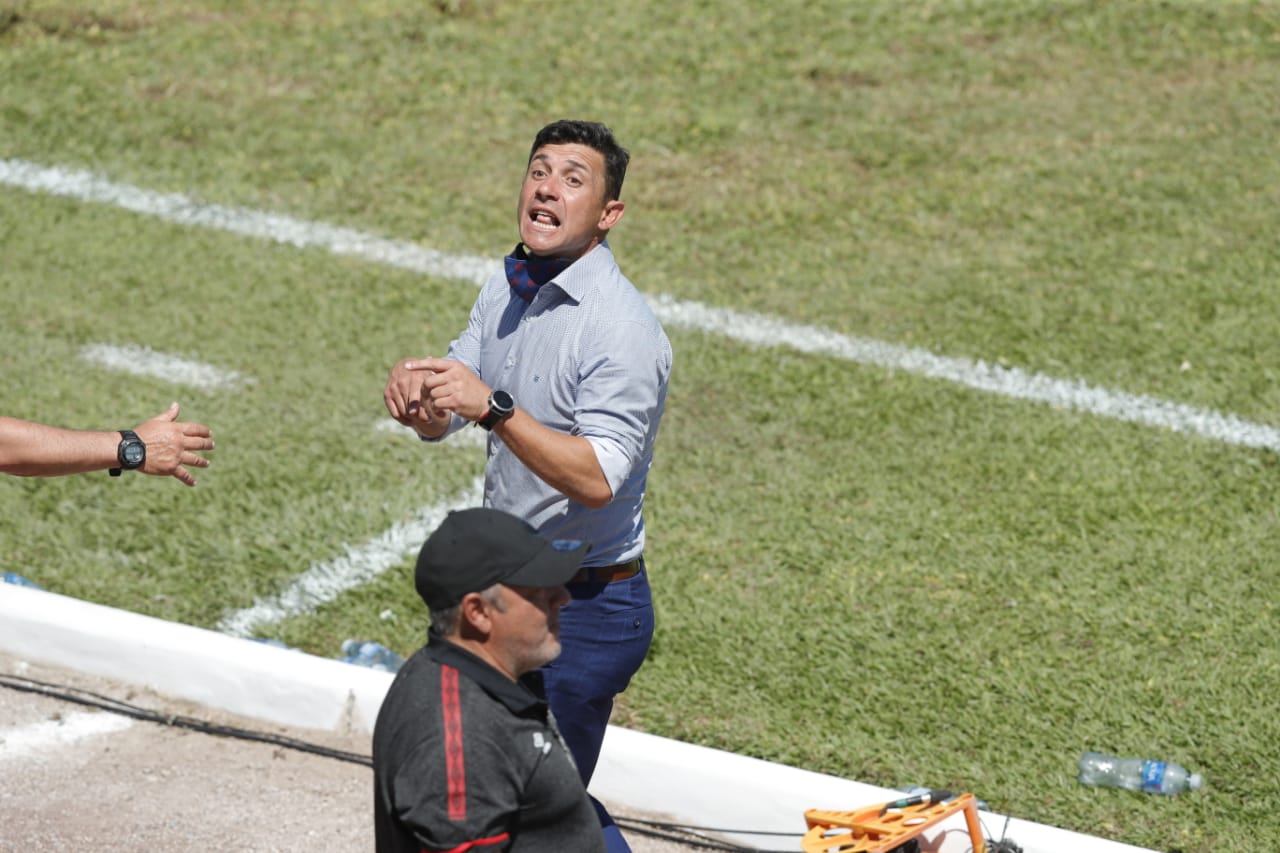 Sebastián Bini, técnico de Municipal, en el David Cordón Hichos. (Foto Prensa Libre: Esbin García)