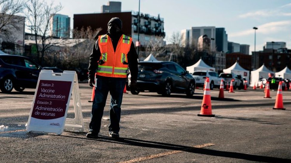 Autoridades de algunos estados de EE.UU. han incrementado los requisitos para recibir la vacuna de covid-19 para garantizar el acceso a residentes locales. (GETTY IMAGES)