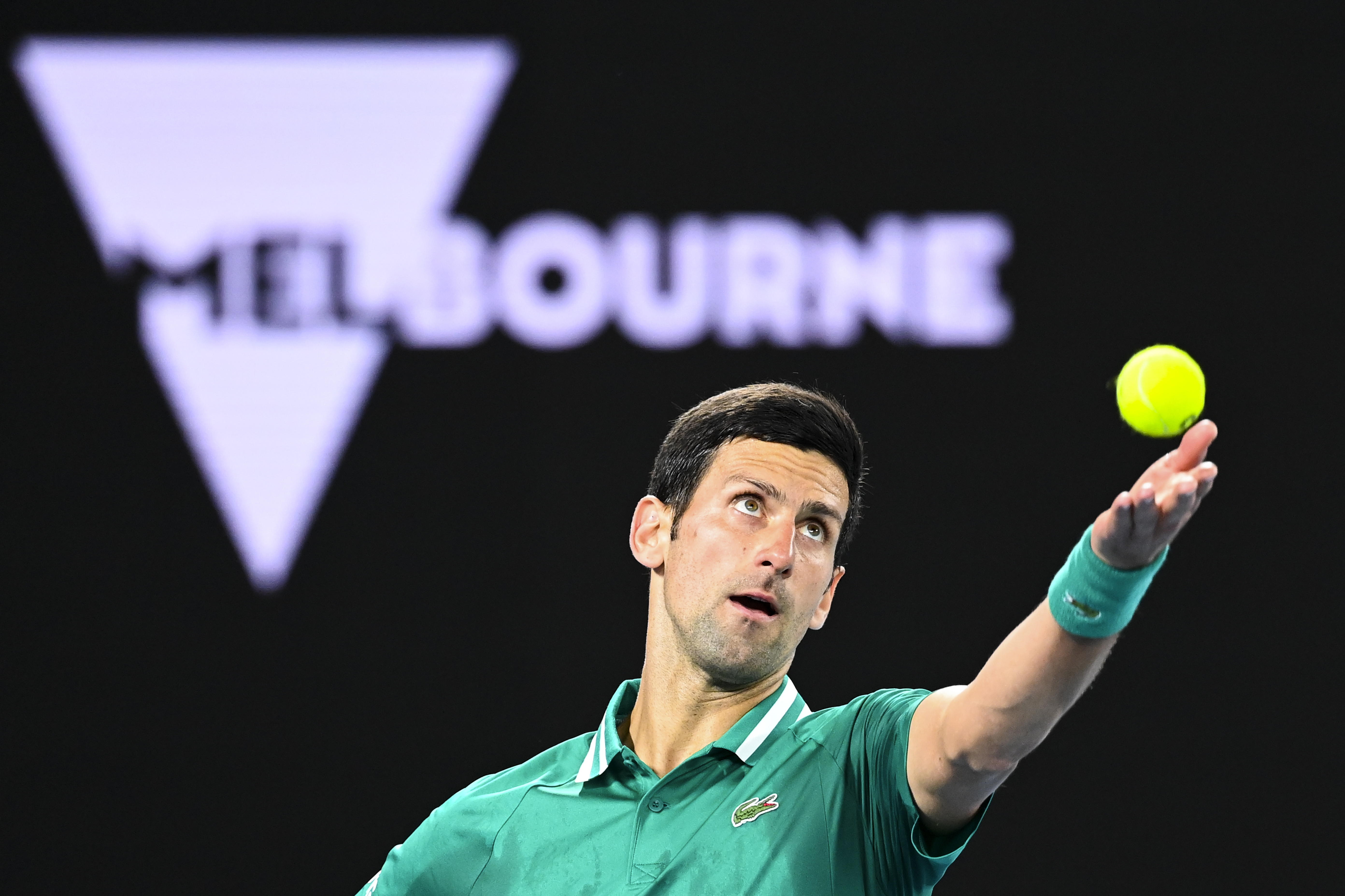 Novak Djokovic, en acción durante le partido de este lunes. (Foto Prensa Libre: EFE)