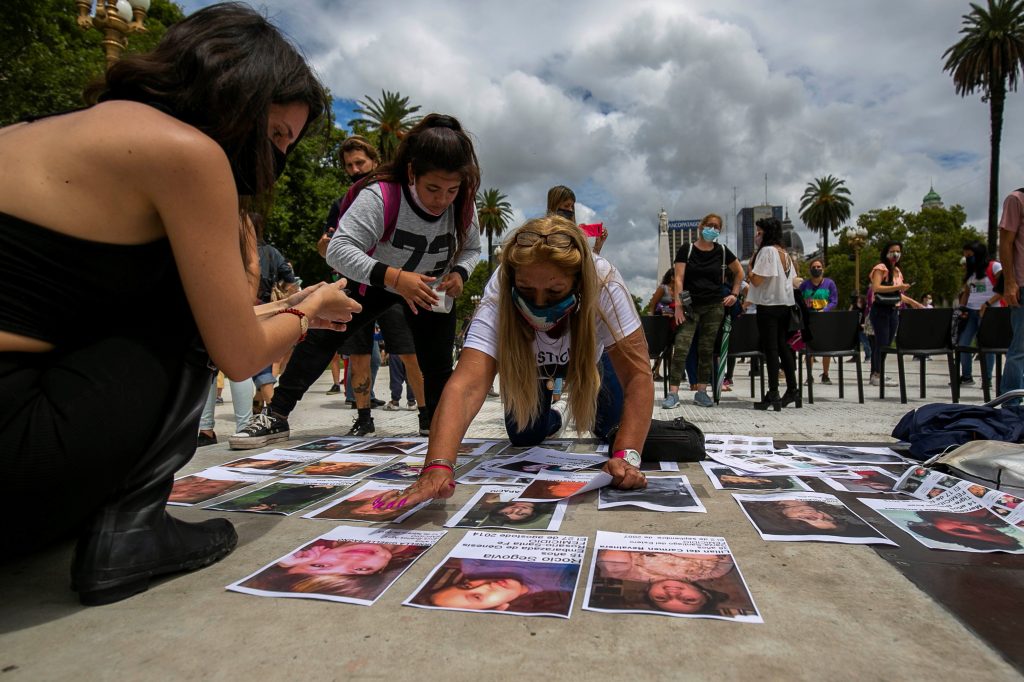 Familiares y amigos de Úrsula exigen justicia en Buenos Aires. (Foto Prensa Libre: EFE)