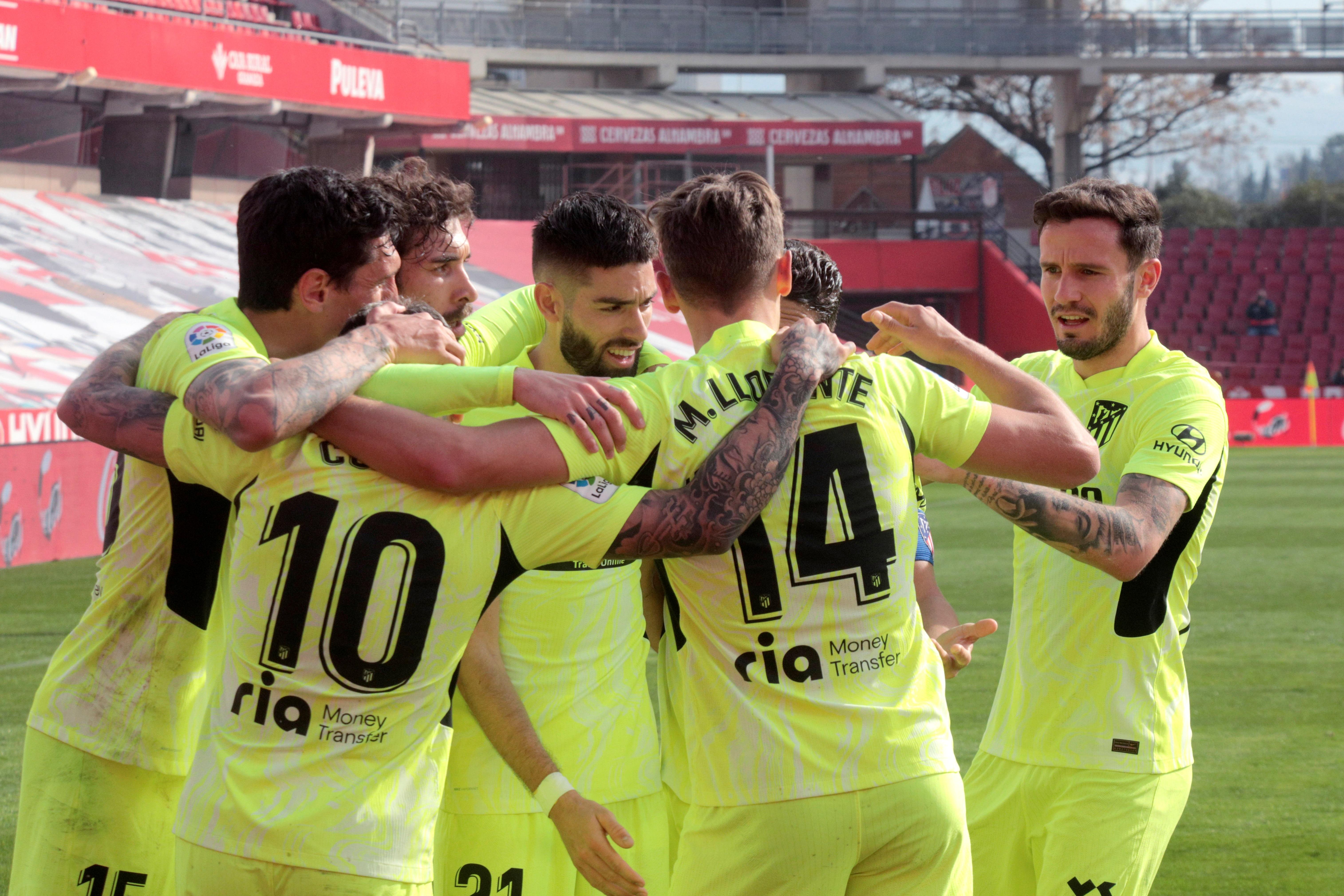 El centrocampista argentino del Atlético de Madrid, Ángel Correa, celebra con sus compañeros su gol ante el Granada durante el partido de LaLiga Santander, jornada 23.
(Foto Prensa Libre: EFE).