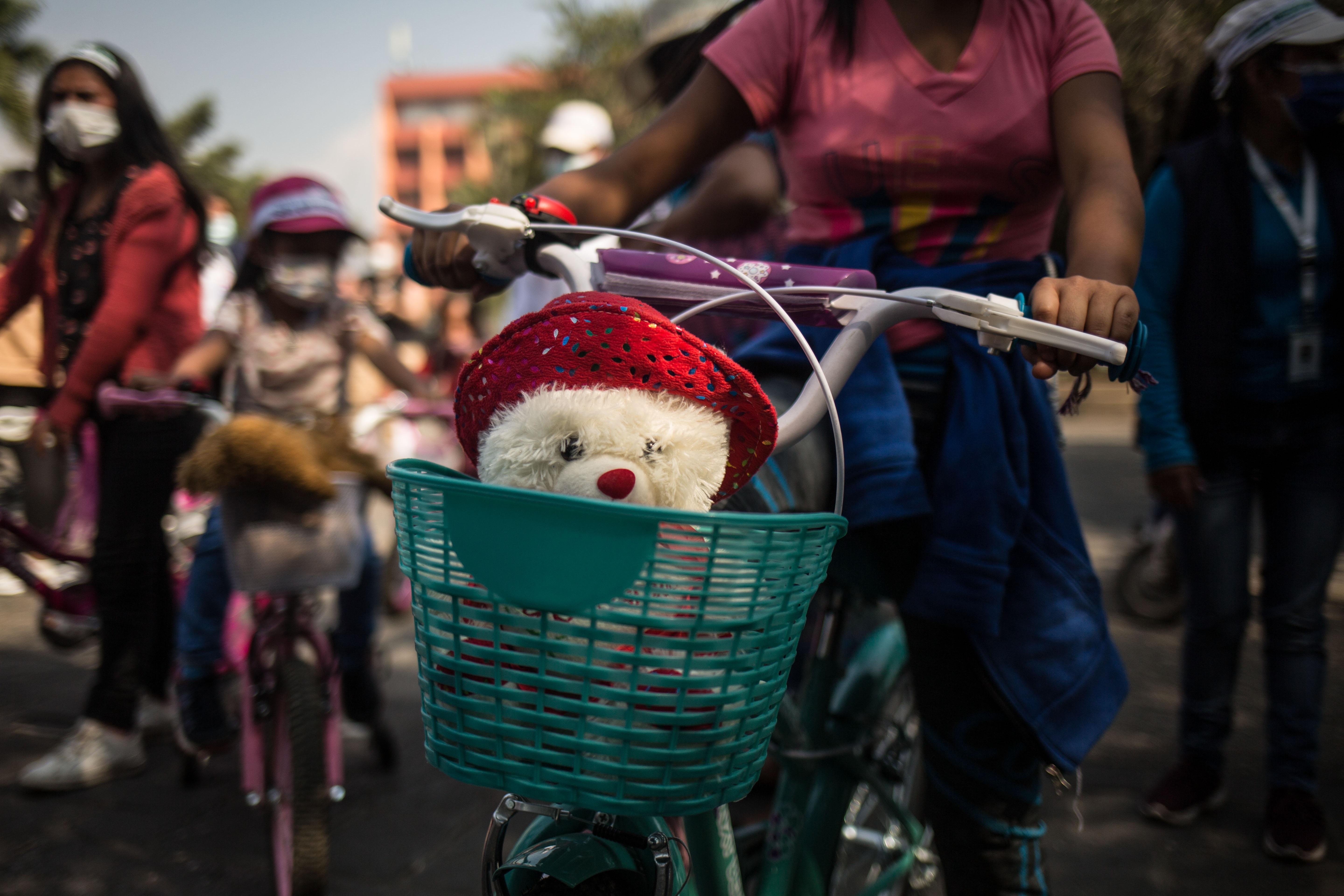 En bicicletas y con peluches, decenas de niñas protestaron contra el secuestro y asesinato de Sharon de 8 años. (Foto Prensa Libre: EFE)