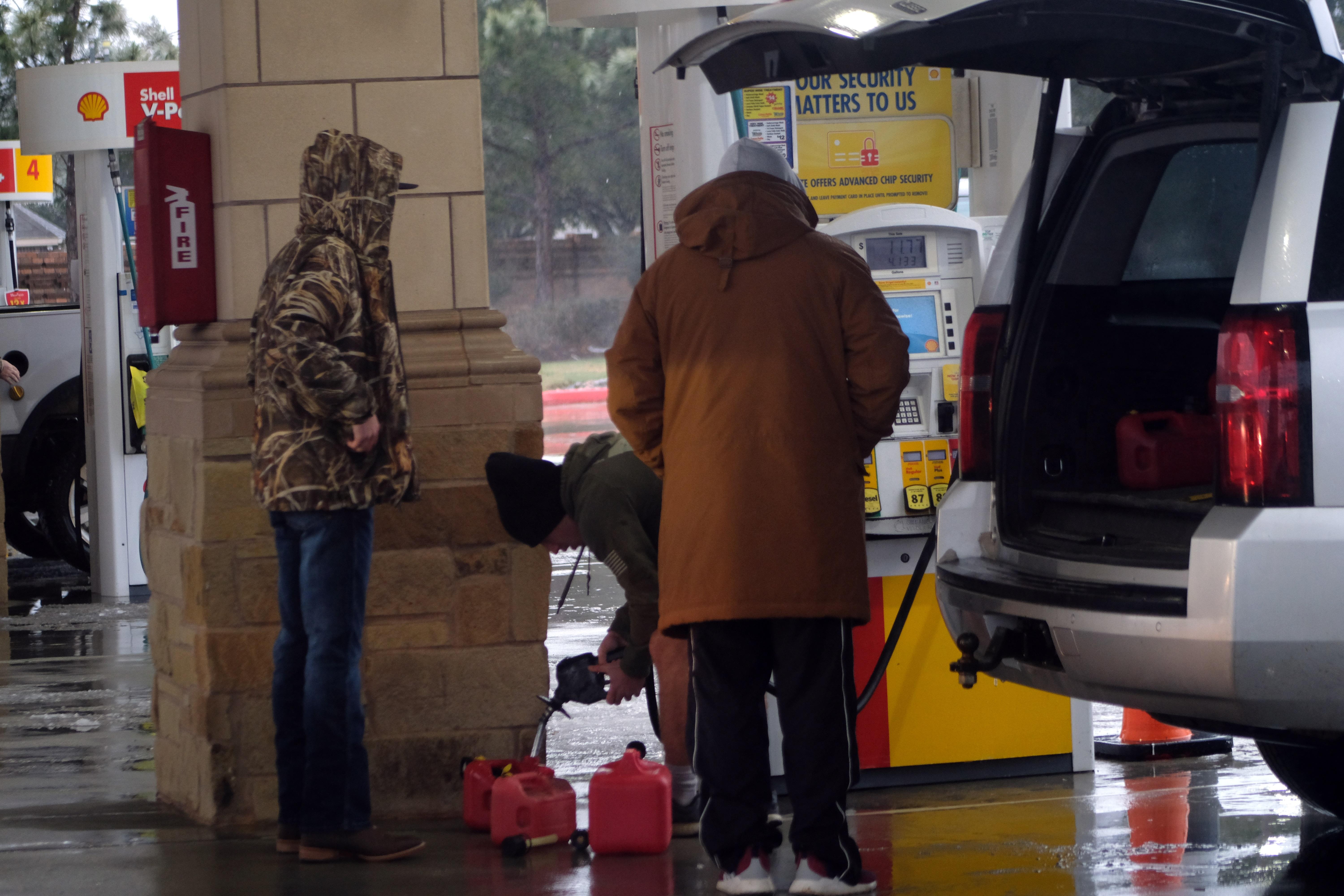 Plantas de refinación y pozos petroleros en Texas suspendieron operaciones esta semana por la temporada de frio, que provocó alza del barril de petróleo. (Foto Prensa Libre: EFE) 