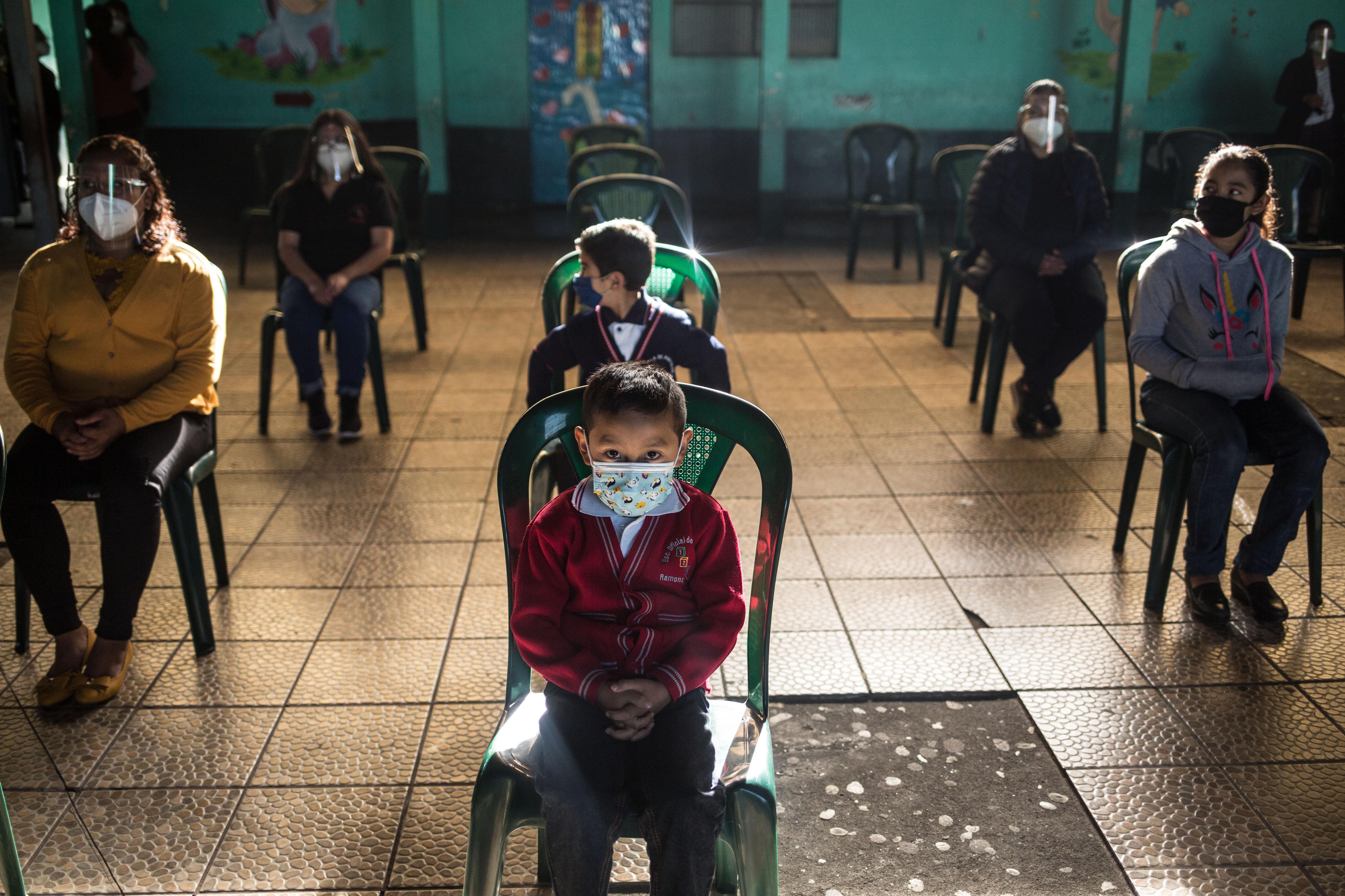 Niños y padres asisten a un evento de inauguración de ciclo escolar en la cabecera departamental de Chimaltenango en febrero de este 2021, sin embargo, la alegría duró poco porque las clases se volvieron a suspender. (Foto Prensa Libre: EFE)