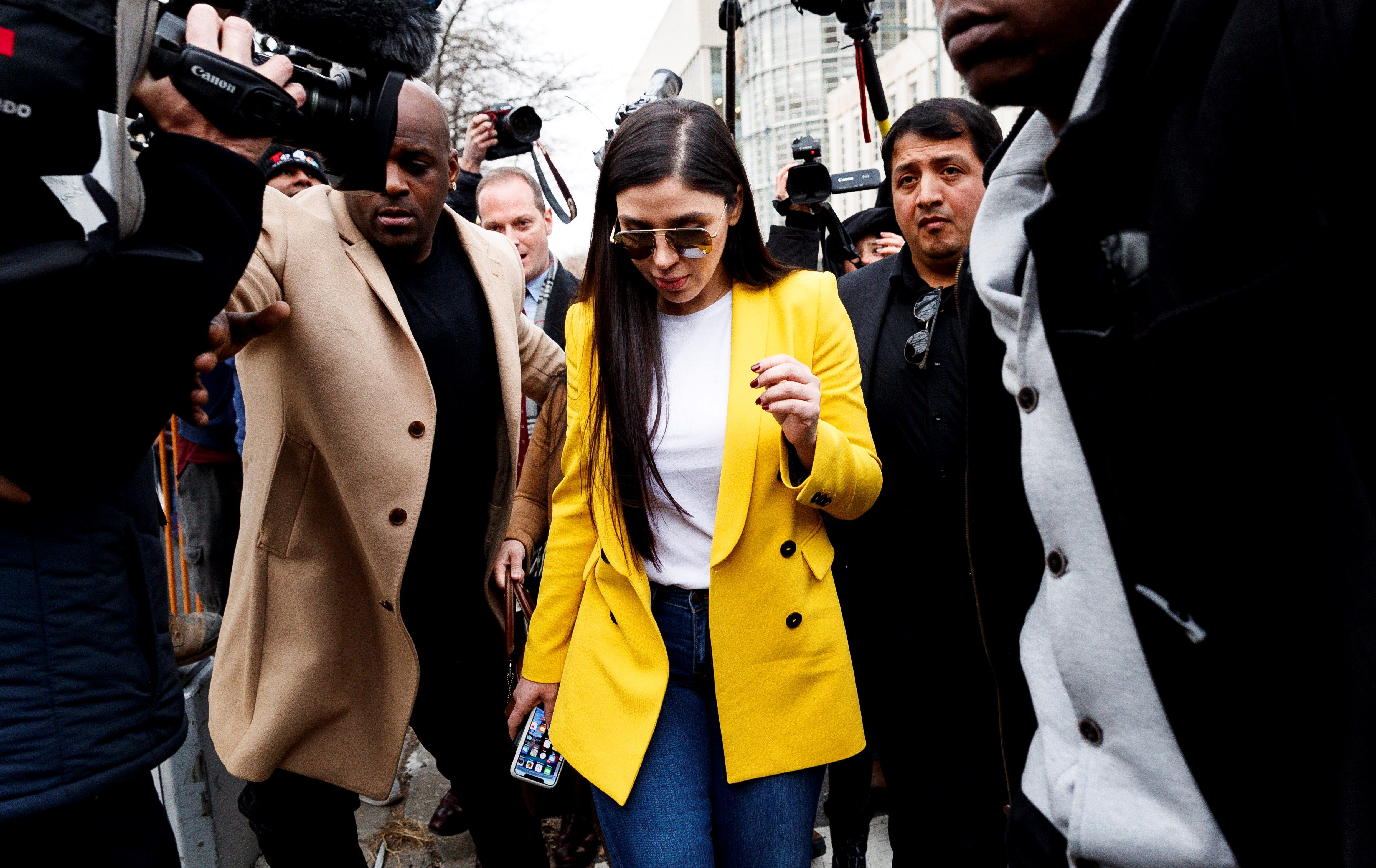 Emma Coronel Aispuro saliendo de la corte al final en el juicio de su esposo, Joaquín “el Chapo” Guzmán. (Foto Prensa Libre: EFE)