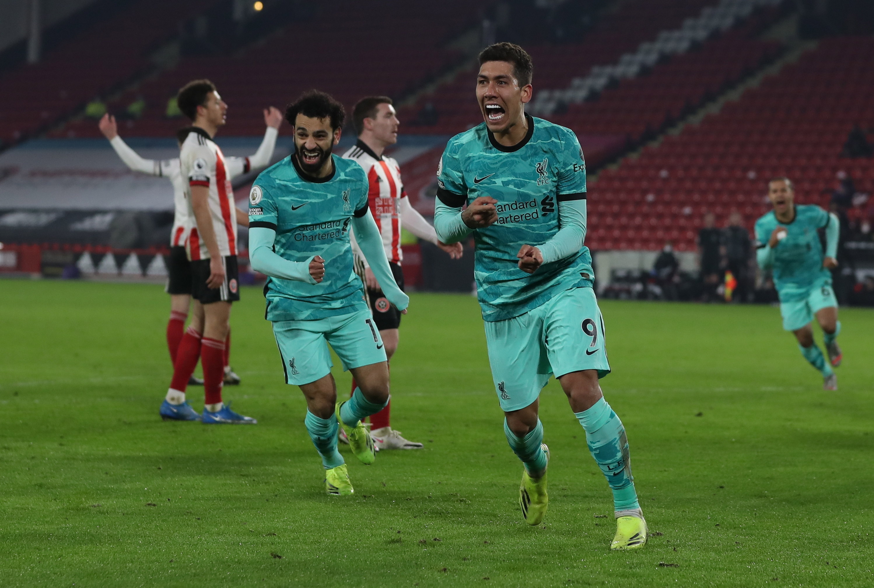 Roberto Firmino, del Liverpool  celebra el segundo gol en el partido contra el Sheffield United. (Foto Prensa Libre: EFE).