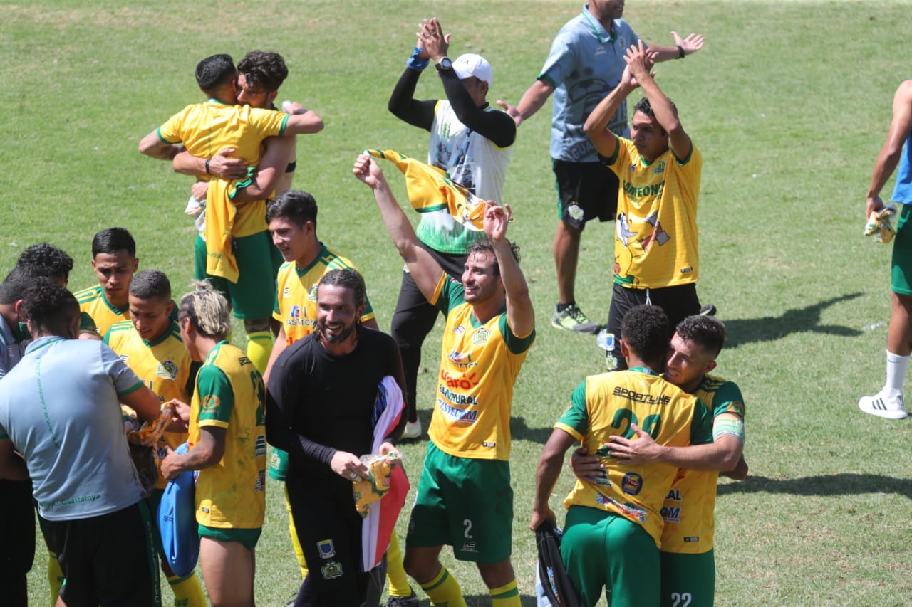 Los jugadores de Guastatoya festejan el título, después de superar a Municipal.  Foto Prensa Libre: Érick Avila.